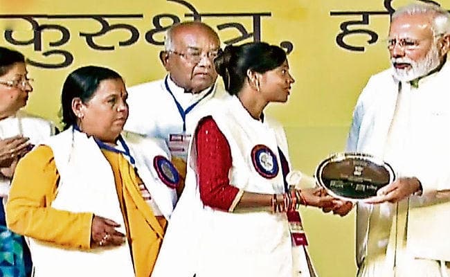 मेदिनीनगर : चियांकी की मुखिया विंको को प्रधानमंत्री मोदी ने दिया अवार्ड