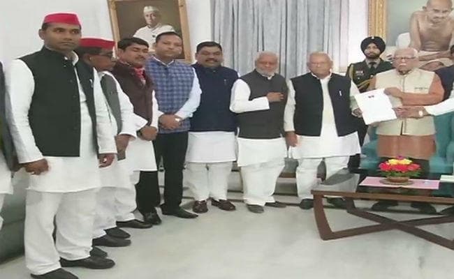 अखिलेश को एयरपोर्ट पर रोके जाने का मामला : सपा-बीएसपी ने राज्‍यपाल को ज्ञापन सौंपा