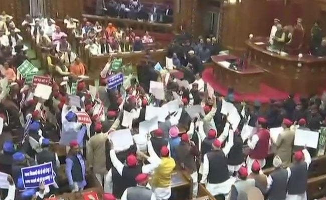 अखिलेश को हवाईअड्डे पर रोके जाने की घटना, विधानसभा में SP-BSP का हंगामा, कार्यवाही स्थगित