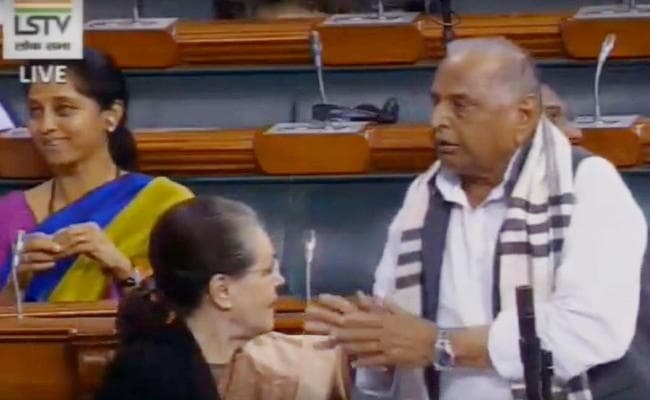 सोनिया की बगल वाली सीट से बोले मुलायम सिंह, हमारी कामना है कि मोदी फिर से प्रधानमंत्री बनें