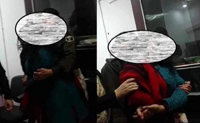 अवैध संबंध का आरोप लगा IRS अधिकारी की पत्नी ने महिला अधिकारी को पीटा, जानें…पूरा मामला
