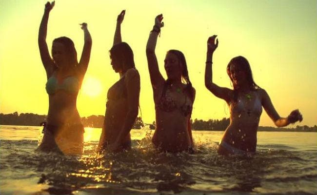 Research: 16 और 70 की उम्र में सबसे ज्यादा खुश रहता है इंसान