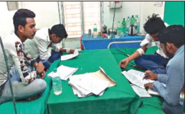 हुगली : सड़क हादसे में घायल हुए माध्यमिक के चार परीक्षार्थियों ने दी अस्पताल से परीक्षा