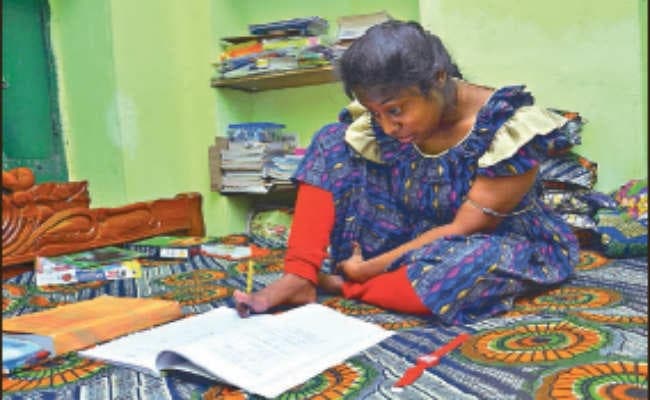 हावड़ा :   जूही के हौसले बुलंद, पैरों से दे रही परीक्षा