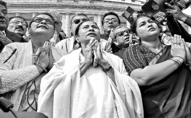 राष्ट्रपिता महात्मा गांधी के सामने सीएम ने की प्रार्थना, कहा - भाजपा-मोदी हटायें, देश बचायें