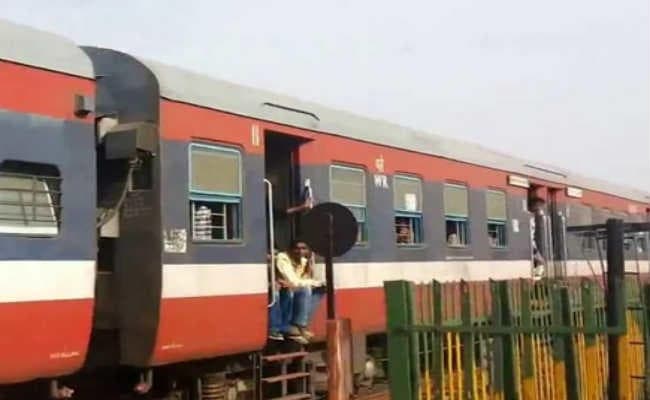 देवघर :  पैसेंजर ट्रेन में खराबी, यात्रियों का हंगामा