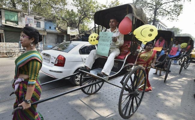 कोलकाता में छात्रों ने मनाया अनोखा Valentine''s Day, रिक्शा चालकों को बैठाकर चलाया रिक्शा