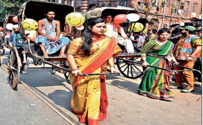 कोलकाता  :  हाथरिक्शा चालकों को कराया प्रेम का अहसास, चालकों को हाथरिक्शा पर बैठा कर पूरा कॉलेज स्क्वायर घुमाया