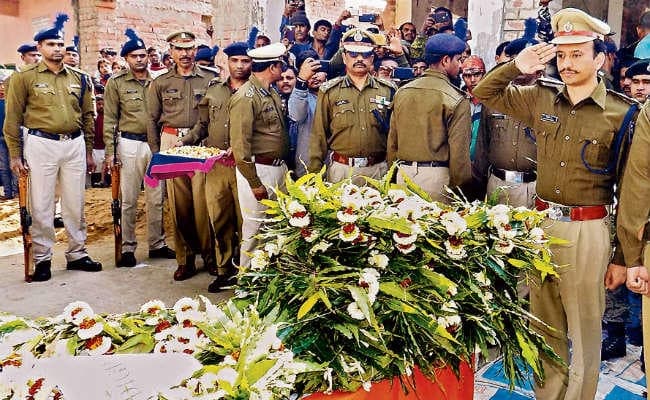 लखीसराय : शहीद रोशन कुमार के अंतिम संस्कार में उमड़ी भीड़, जवानों ने दी सलामी