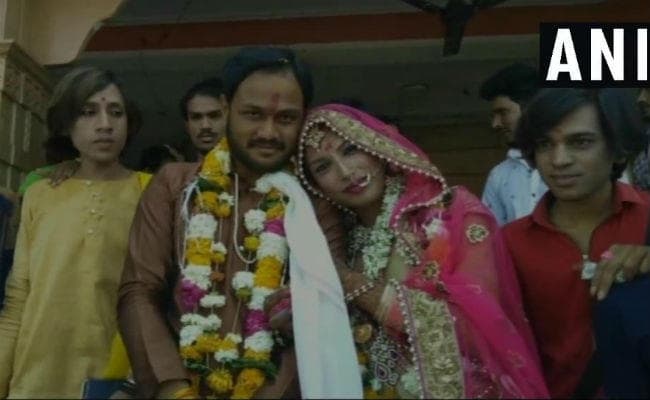 वेलेंटाइन डे के दिन लड़के ने दिखाया अनोखा प्यार, किन्नर संग रचाई शादी