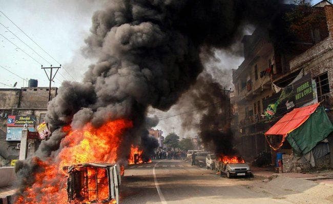 #PulwamaAttack : जम्मू में हिंसक विरोध प्रदर्शन के बाद कर्फ्यू लगाया गया, सेना ने किया फ्लैग मार्च