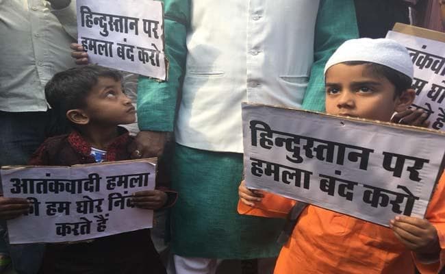 #RIPBraveHearts : गुस्से में देश जवानों को श्रद्धांजलि और पाक को मुंहतोड़ जवाब देने की मांग