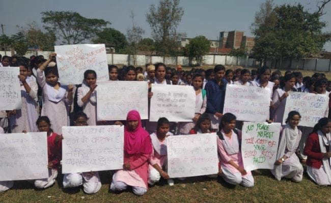 पुलवामा में हुए आतंकी हमले को लेकर लोहरदगा में आक्रोश, छात्राओं ने किया प्रदर्शन