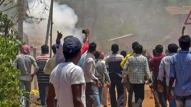 ग्रुप डी में नियुक्ति को लेकर झड़प, बमबाजी