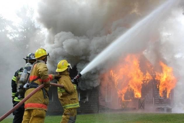 एयरपोर्ट इलाके में लगी आग, परीक्षार्थी हुए परेशान