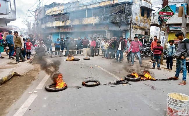 पानी का संकट, सड़क पर उतरे लोग, अशोक राजपथ जाम