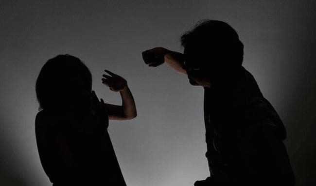 बेरहम पति करता है पत्नी की पिटाई, करवाया केस