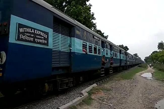 मिथिला एक्सप्रेस में छात्रों का कब्जा, स्लीपर में की मारपीट