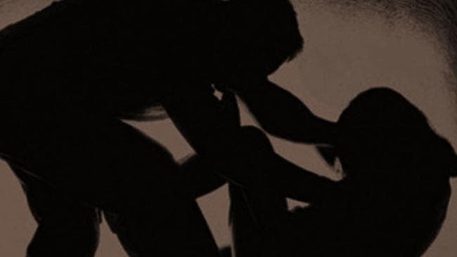 मां-पुत्री को पीटा