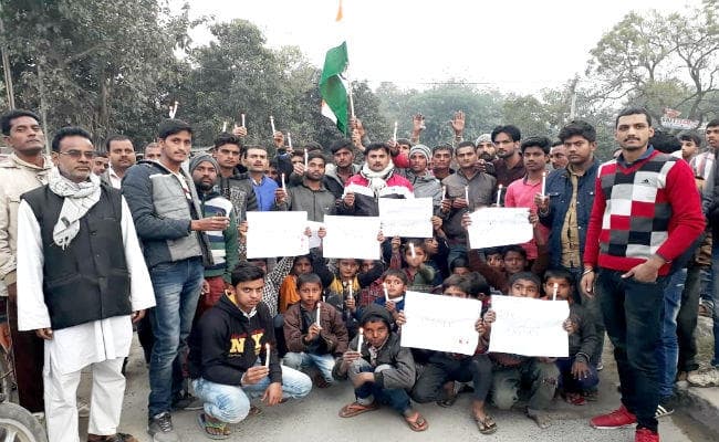 शहीदों पर आत्तिजनक टिप्पणी करनेवाले युवक पर देशद्रोह का मामला दर्ज करने को लेकर सड़क जाम ...VIDEO