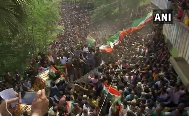 #PulwamaAttack : शहीद संजय के अंतिम दर्शन को उमड़ा जनसैलाब, लोगों ने बरसाये फूल