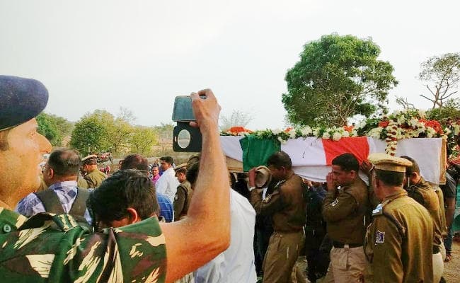 वीर शहीद विजय सोरेंग के जयकारे से गूंजा गुमला का फरसामा गांव, थम नहीं रहे परिवार वालों के आंसू