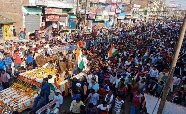 Pulwama Attack : शहीद संजय को नम आंखों से दी गयी अंतिम विदाई, सड़कों पर उमड़ा लोगों का हुजूम Pulwama Attack : शहीद संजय को नम आंखों से दी गयी अंतिम विदाई, सड़कों पर उमड़ा लोगों का हुजूम