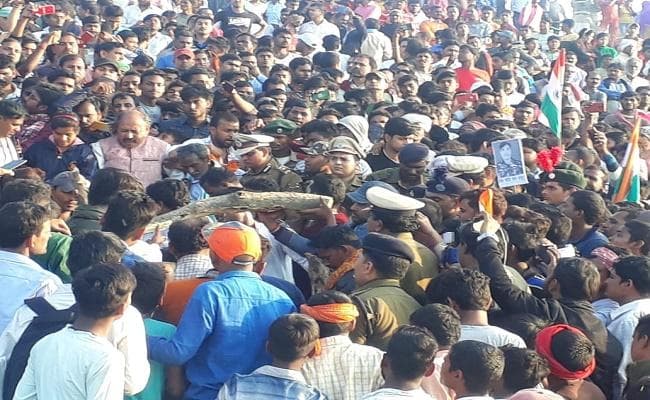 Pulwama Attack : तीन साल के बेटे ने दी मुखाग्नि, पाकिस्तान मुर्दाबाद और रतन अमर रहे के लगते रहे नारे