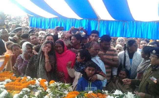 शहीद का पार्थिव शरीर गांव पहुंचते ही रो पड़ा आसमान : गुस्सा, गम व गर्व के बीच अंतिम संस्कार