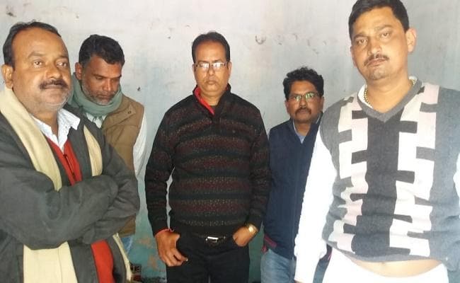 शराब का जश्न मनाते भवन निर्माण विभाग के सहायक अभियंता सहित पांच गिरफ्तार