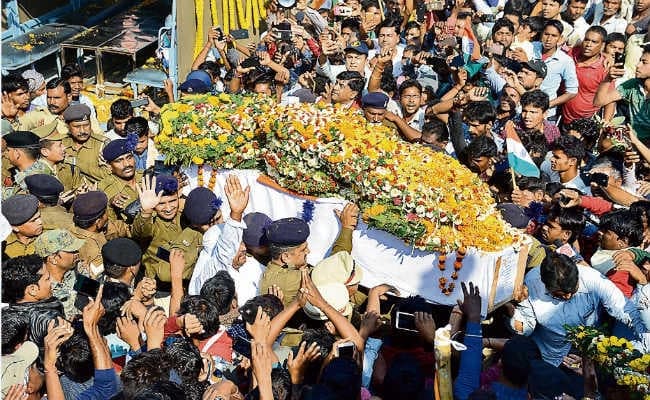 भागलपुर : गुस्सा, गम व गर्व के बीच रतन को दी सलामी, अंतिम दर्शन को बेताब दिखे लोग