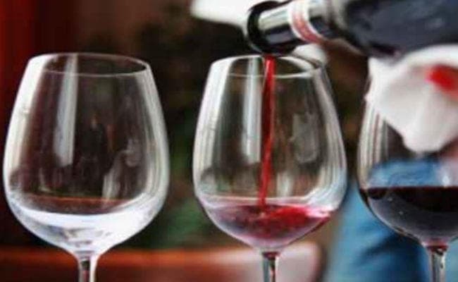 मुंगेर में शराब का जश्न मनाते एइ सहित पांच हुए गिरफ्तार