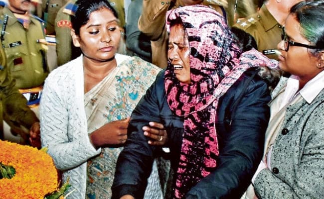 रांची : .....जब ताबूत पकड़ कर रो पड़ीं पत्नी कार्मेला