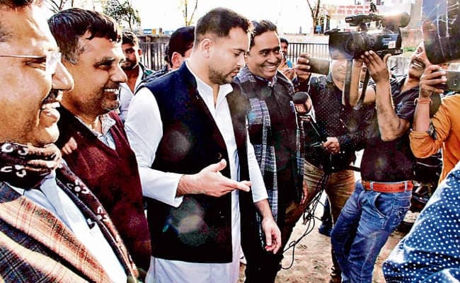 रांची : रिम्स में लालू से मिले तेजस्वी यादव और पूर्व मंत्री बंधु तिर्की