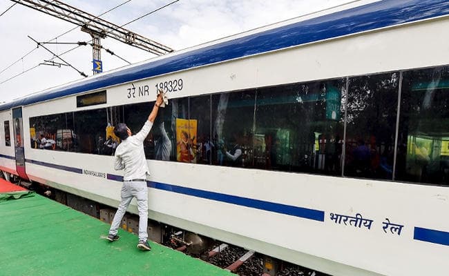 आज से ‘आपकी हुई’ वंदे भारत एक्सप्रेस, दो सप्ताह का टिकट बुक, ट्रेन में खामी पर राहुल-गोयल के बीच Twitter War