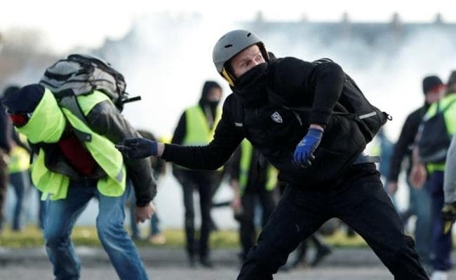 France : पुलिस ने प्रदर्शनकारियों को खदेड़ने के लिए आंसू गैस के गोले दागे