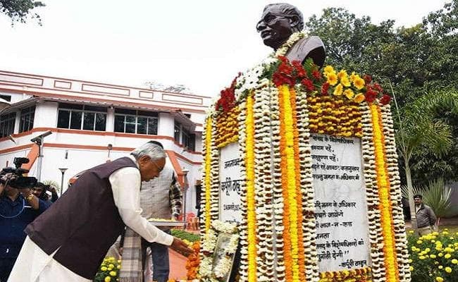 मुख्यमंत्री नीतीश कुमार ने जननायक कर्पूरी ठाकुर को भावभीनी श्रद्धांजलि अर्पित की