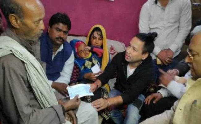 #PulwanaAttack : सूफी गायक कैलाश खेर ने शहीद के परिजन को दिया 10 लाख रुपये का चेक