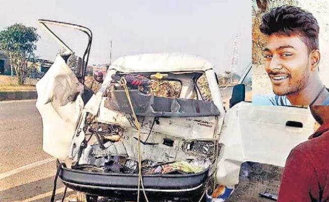 बगोदर : खड़े ट्रक से टकरायी टाटा मैजिक, दो युवकों की मौत