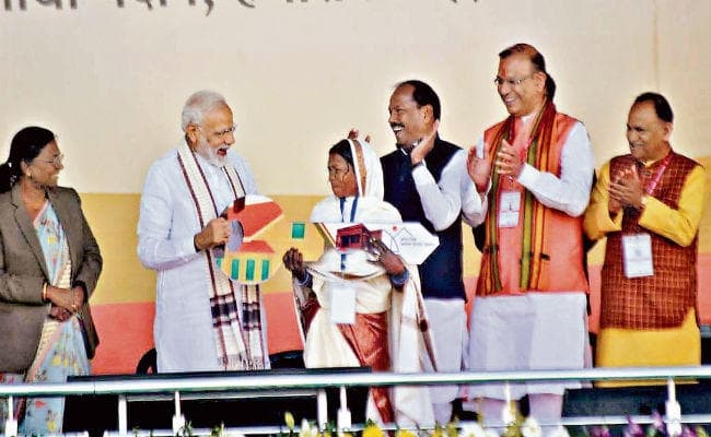 ..जब पीएम ने पूछा, आवास-शौचालय मिला, मिठाई कब खिलायेंगी, मंजू बोलीं, जरूर खिलइबे मिठाई, घर आवा, मंच पर लगे ठहाके