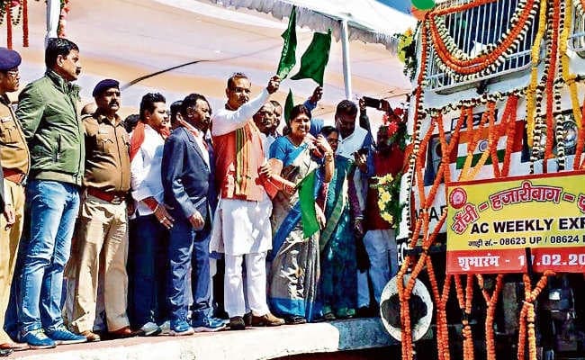 हजारीबाग : ....जब पटना के लिए रवाना हुई एक्सप्रेस ट्रेन, ऐतिहासिक क्षण के गवाह बने लोग