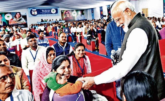 रांची : एयरपोर्ट पर आयुष्मान के लाभुकों से मिले नरेंद्र मोदी, कहा काेई शराब न पीये, बेटियों काे पढ़ायें, घर काे रखें स्वच्छ