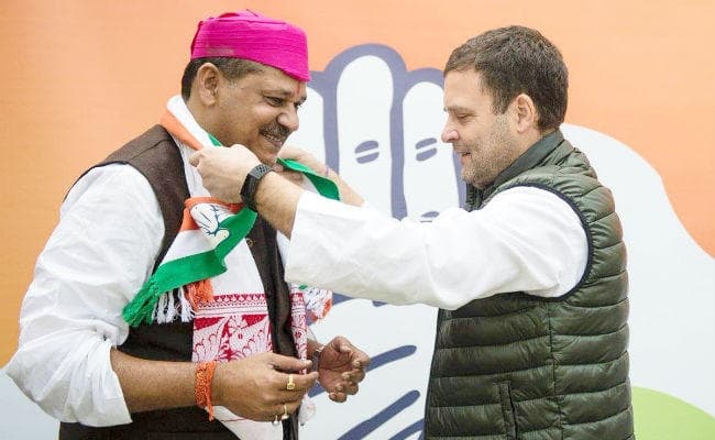 कांग्रेस में शामिल हुए कीर्ति झा आजाद, कांग्रेस अध्यक्ष को मिथिला का ''पाग'' पहनाकर किया स्वागत