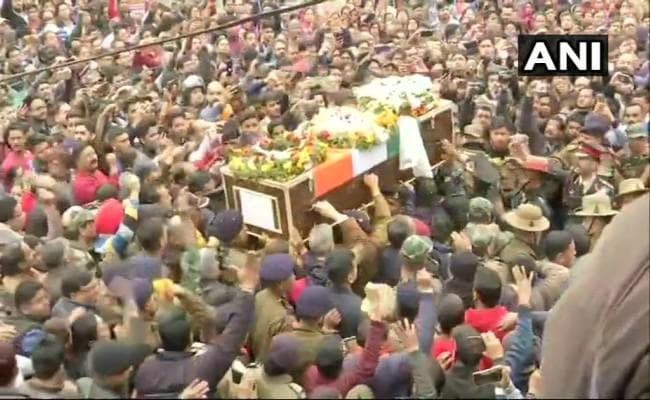 ‘मेजर चित्रेश अमर रहे’ के नारों से गूंजा देहरादून, IED डिफ्यूज करते वक्त शहीद हुए थे, आज हो रहा अंतिम संस्कार