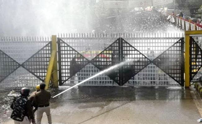 वित्तरहित शिक्षकों पर पुलिस ने भांजी लाठियां, कई शिक्षक घायल