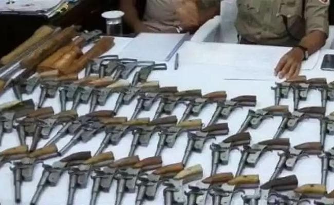 पश्चिम बंगाल में मिला अवैध हथियारों का जखीरा