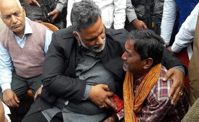 पुलवामा हमला : शहीद रतन के परिवार से मिले सांसद पप्पू यादव, दी एक लाख की आर्थिक मदद