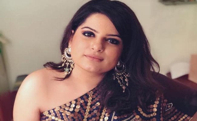 Pulwama Attack पर कॉमेडियन मल्लिका दुआ ने कहा- शोक मनाना बेवकूफी! देखें Trolled Video