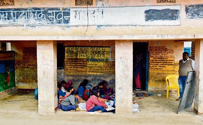 मोकामा : हाजिरी बनी थी 125 की, पर विद्यालय में थे 50 बच्चे