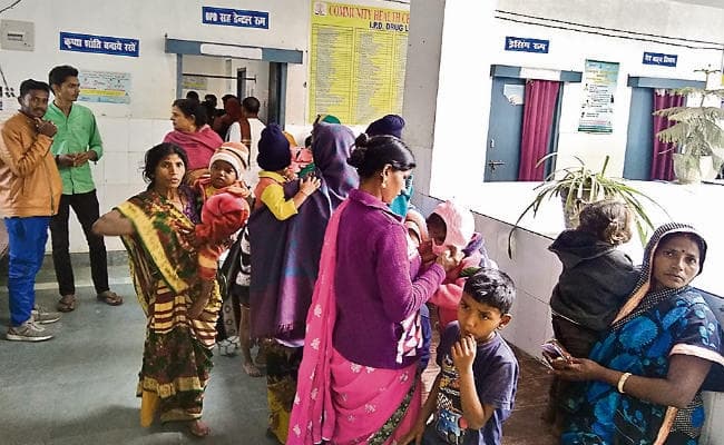 गोपालगंज : छात्रा की मौत के बाद पुलिस पर पथराव, राइफल छीनी